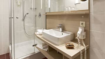 Komfortbadewanne, kostenlose Toilettenartikel, Haartrockner, Hausschuhe