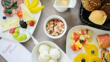 Café da manhã com buffet diário (EUR 25.00 por pessoa)