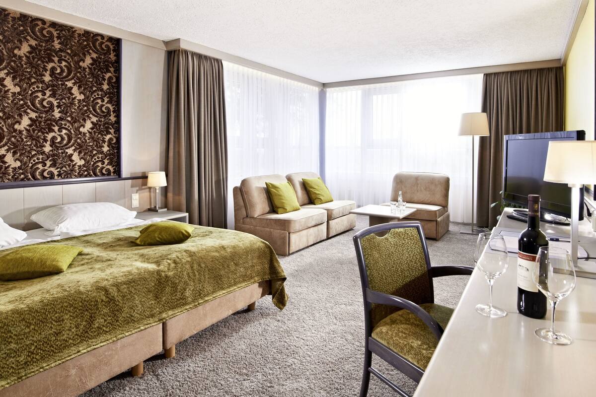 deluxe double room | premium bedding, in-room safe, desk, free wifi