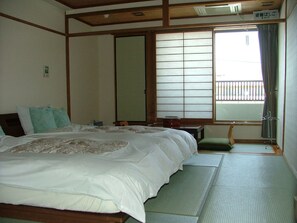 Down comforters, blackout drapes, free WiFi, bed sheets - Miyajima Hotel New Kotobuki (Hatsukaichi)