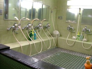 Een bad/douchecombinatie, een diep bad, gratis toiletartikelen