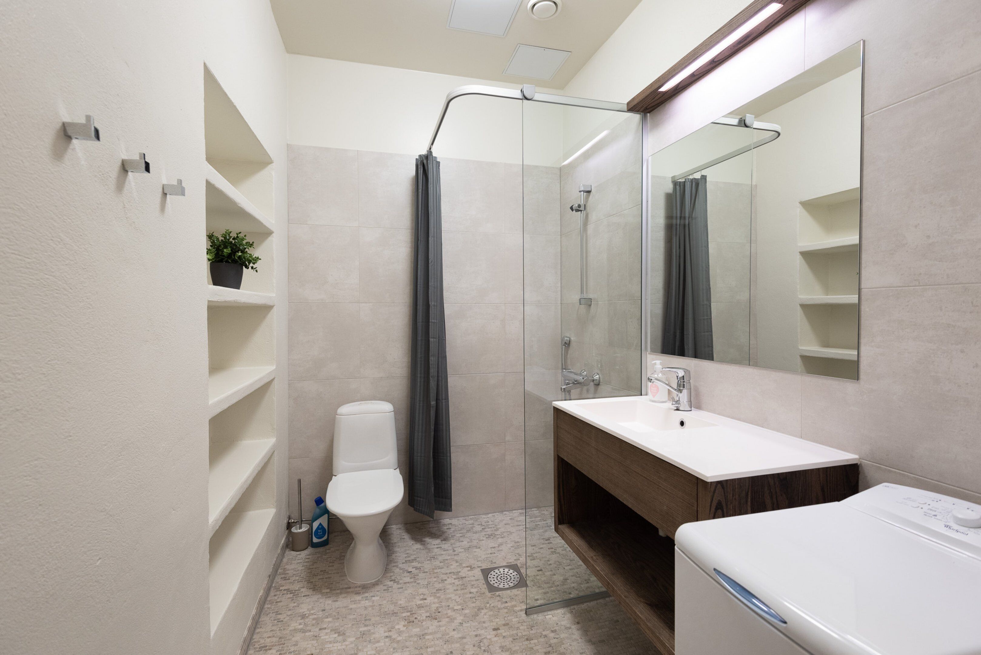 Apartamento econômico | Banheiro | Chuveiro, secador de cabelo, toalhas de banho, papel higiênico