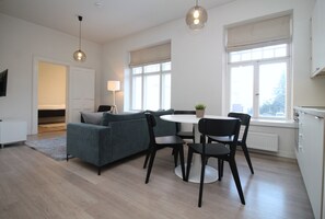 Appartement Standard | Coin séjour | Télévision de 32 pouces avec chaînes par câble
