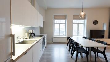 Economy Apartment | Private kitchen | Fridge, microwave, oven, stovetop