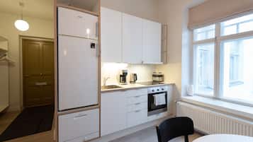 Basic Apartment | Private kitchen | Fridge, microwave, oven, stovetop