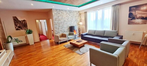 Exclusive-Apartment, 2 Schlafzimmer, Kamin | Wohnbereich | LCD-Fernseher, Kamin