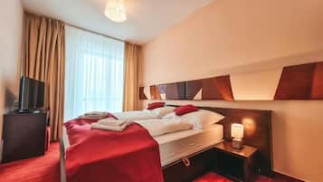 Deluxe Apartment, 1 Bedroom, Fireplace | 1 bilik tidur, bar mini, peti besi dalam bilik