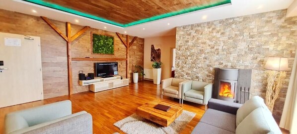 Exclusive-Apartment, 2 Schlafzimmer, Kamin | Wohnbereich | LCD-Fernseher, Kamin