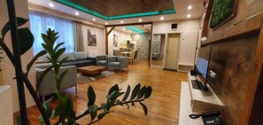 尊尚公寓, 2 間臥室, 壁爐 | 客廳 | LCD 電視、壁爐