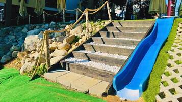 Se sirven desayunos, comidas, cenas y cocina local