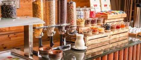 Petit déjeuner buffet (17 EUR par personne)