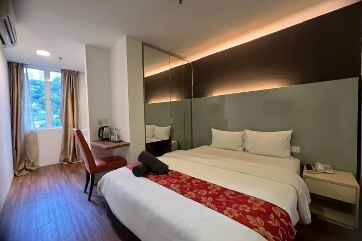 1 habitación, caja de seguridad en la habitación y escritorio