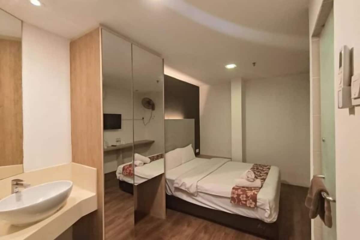 1 habitación, caja de seguridad en la habitación y escritorio