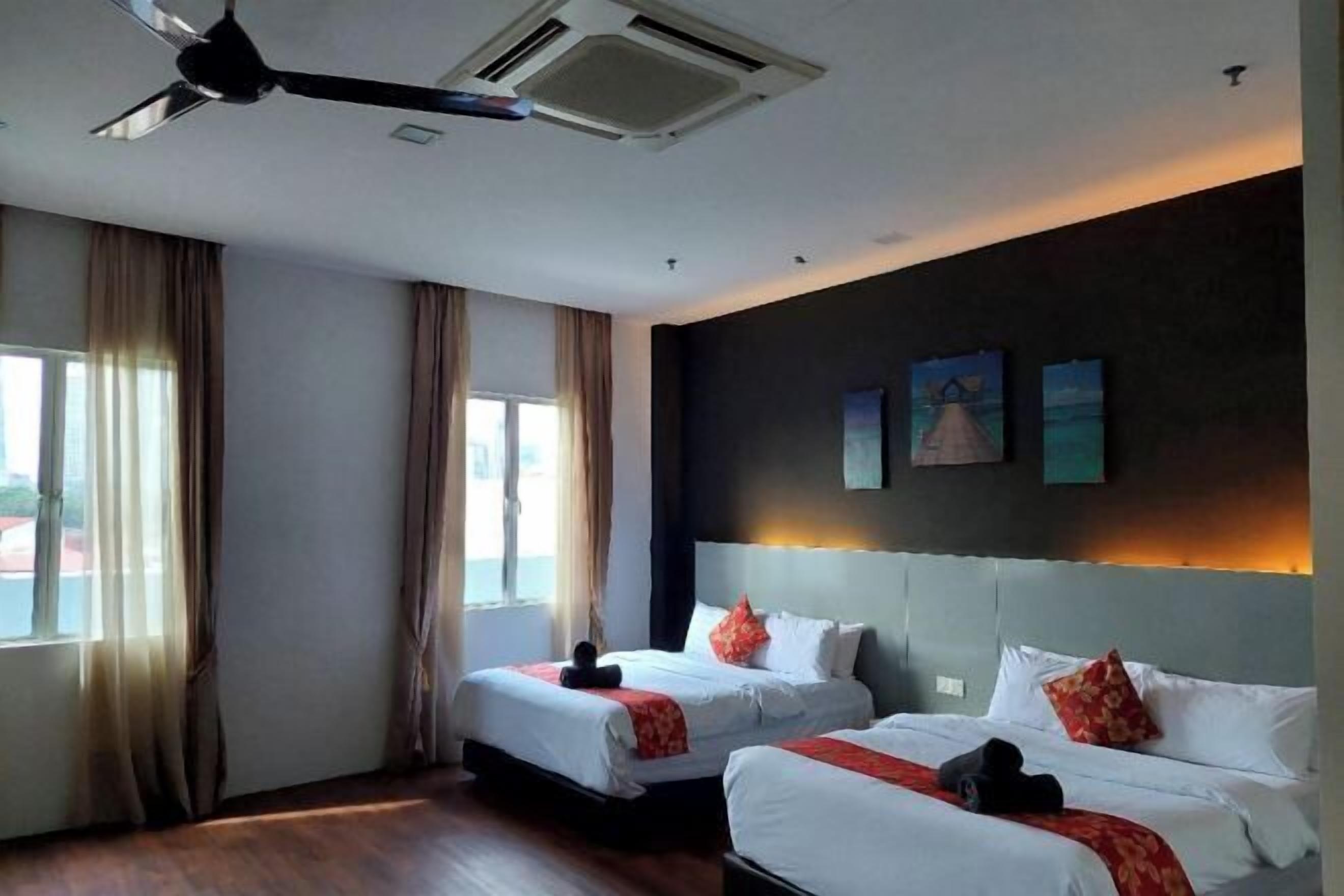 房內夾萬、書桌、免費 Wi-Fi、床單