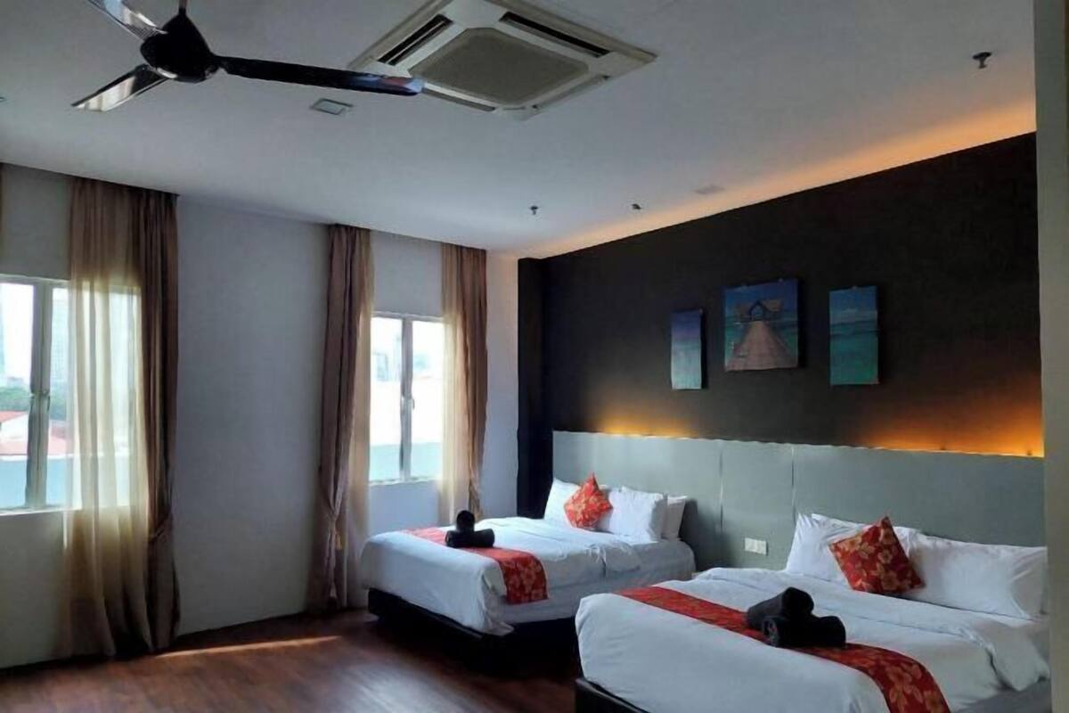 1 habitación, caja de seguridad en la habitación y escritorio