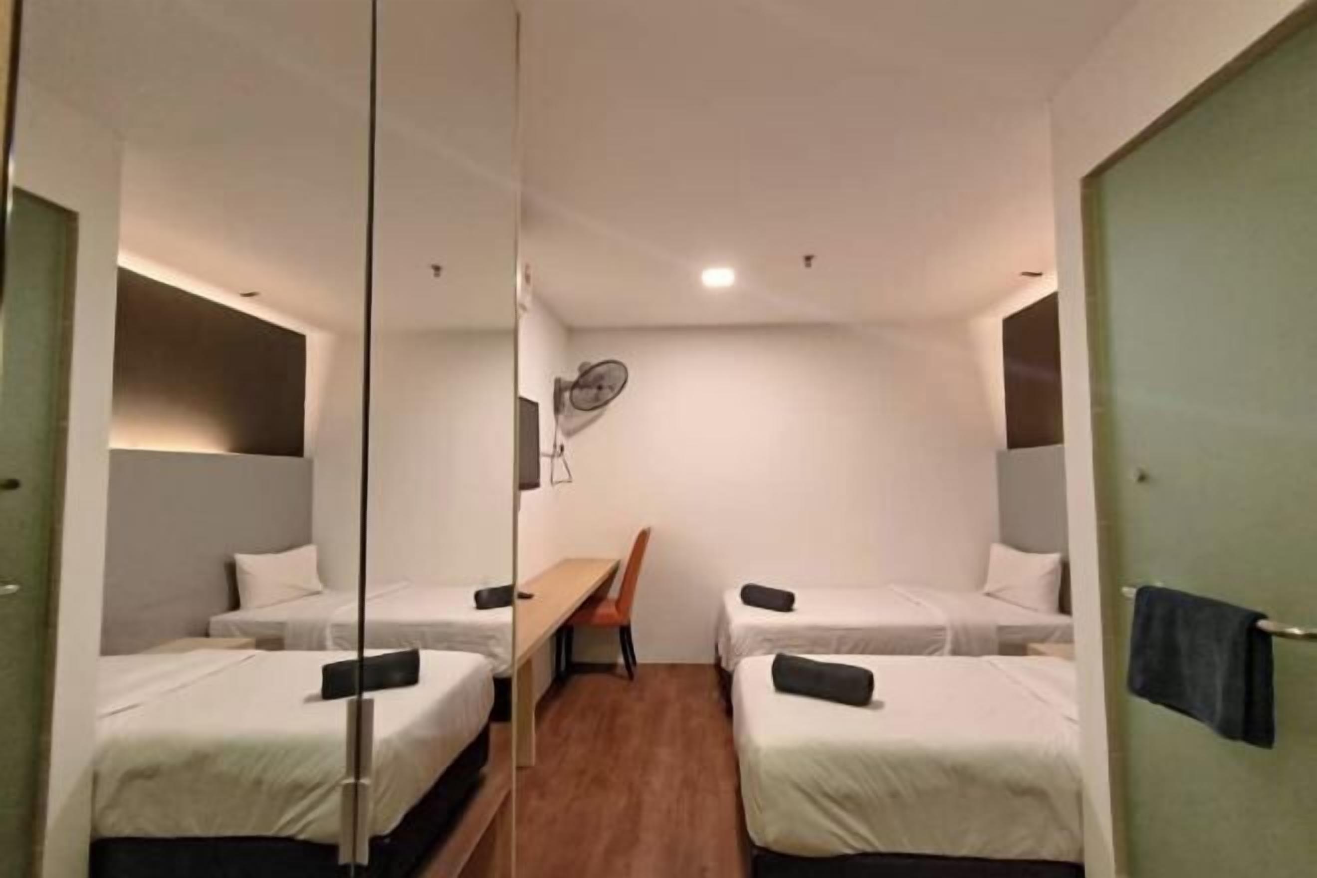 房內夾萬、書桌、免費 Wi-Fi、床單