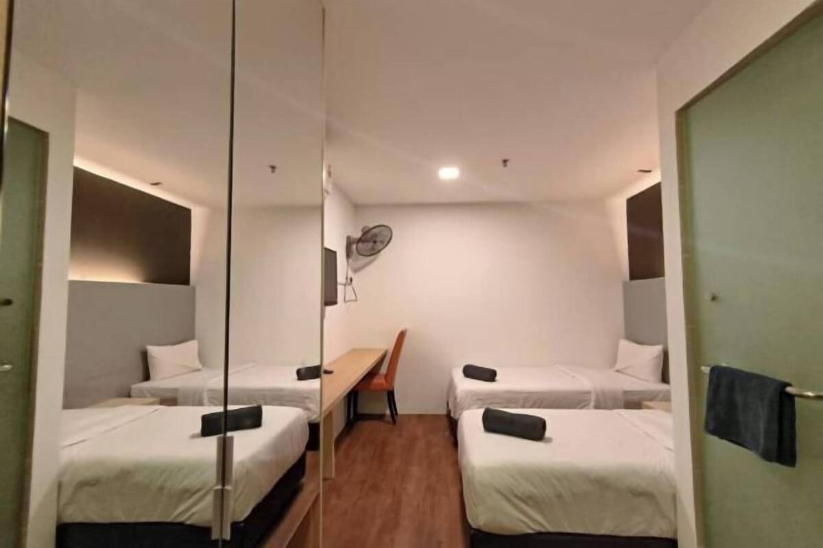 1 habitación, caja de seguridad en la habitación y escritorio