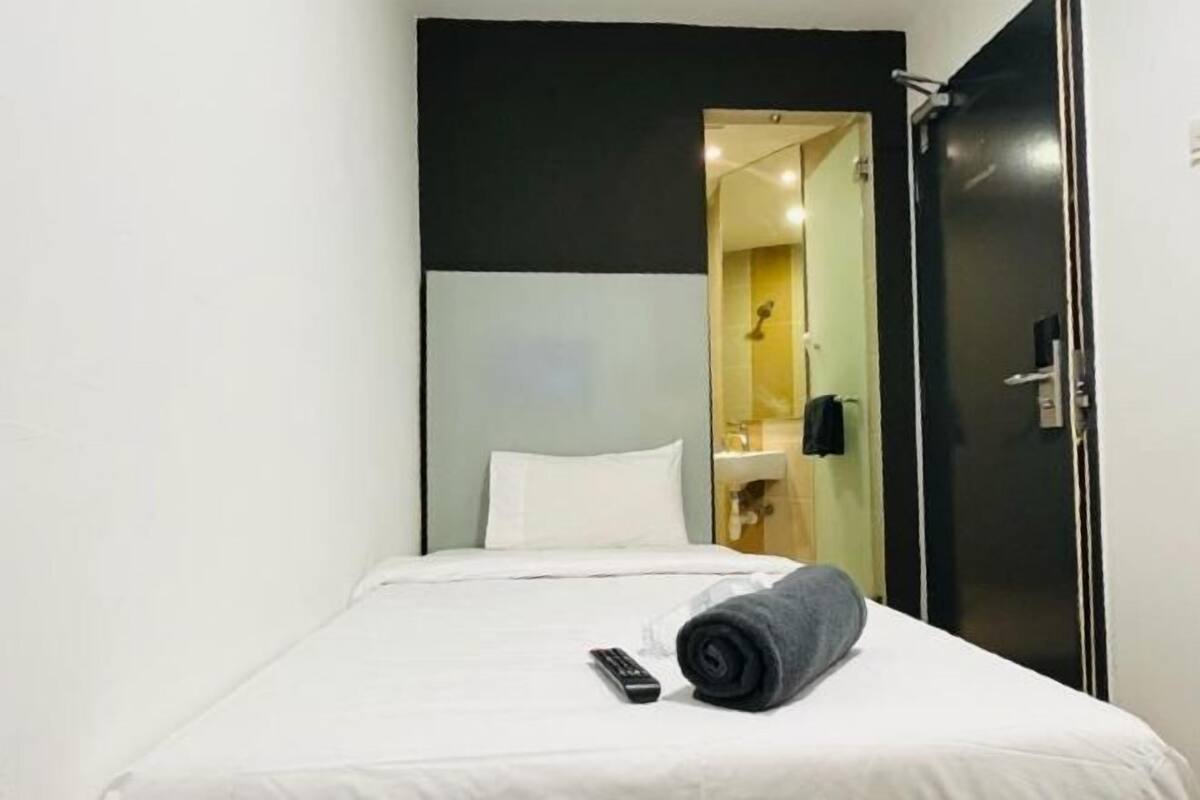 1 habitación, caja de seguridad en la habitación y escritorio