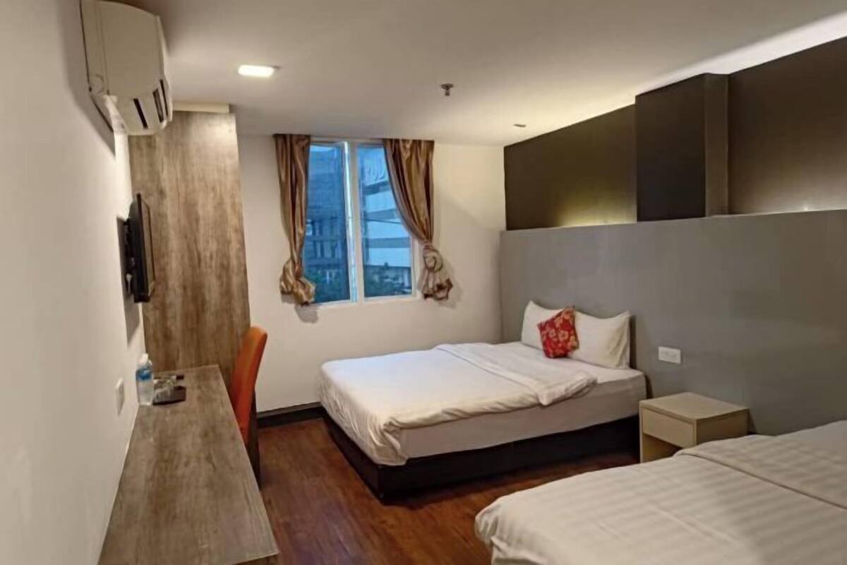 1 habitación, caja de seguridad en la habitación y escritorio