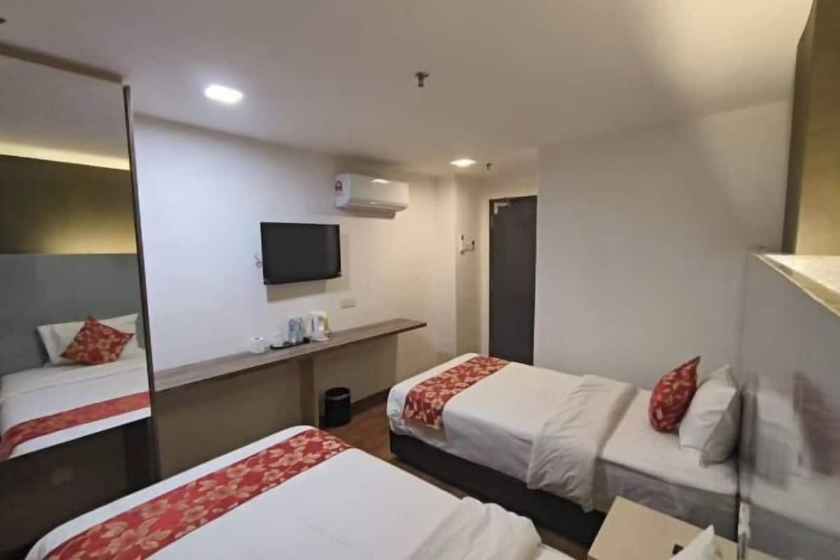 1 habitación, caja de seguridad en la habitación y escritorio