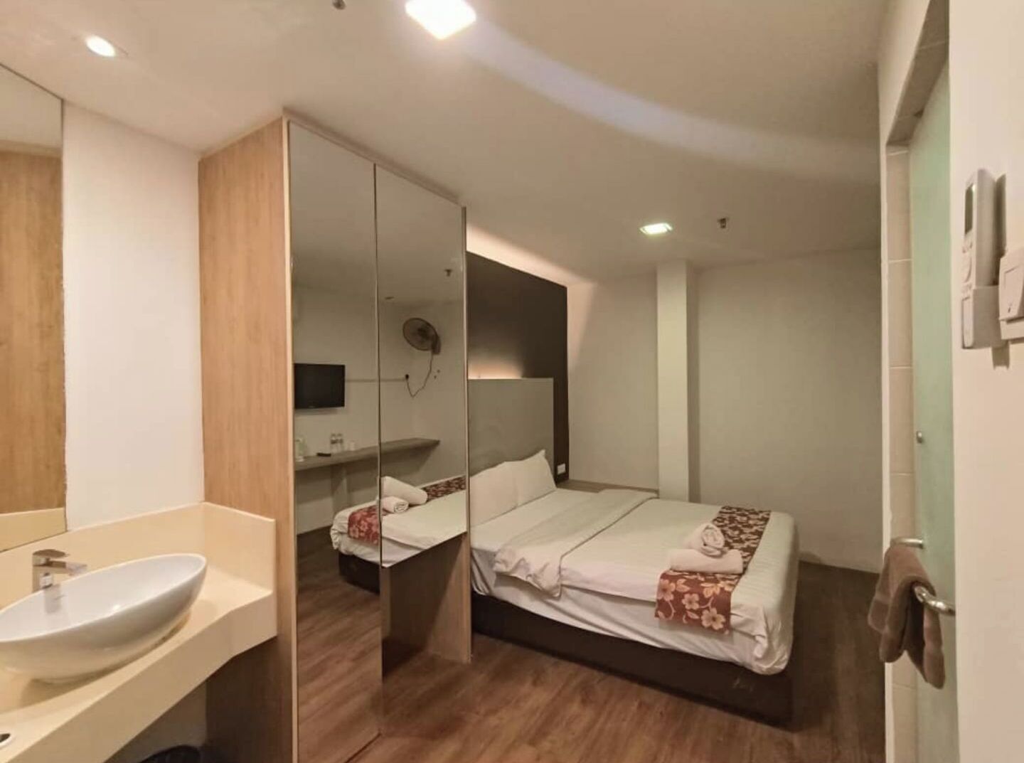 Caja de seguridad en la habitación, escritorio y wifi gratis 