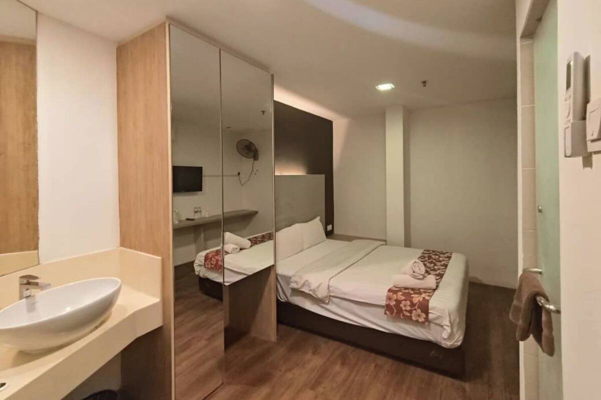 In-room safe, desk, WiFi (free), bed sheets
