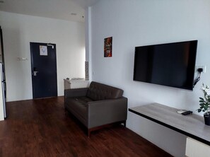 Penthouse (The Sakura) | Area keluarga | Televisi LCD 32-inci dengan saluran TV kabel