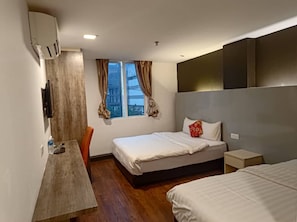 Family Room With Window | In-room safe, desk, free WiFi, bed sheets