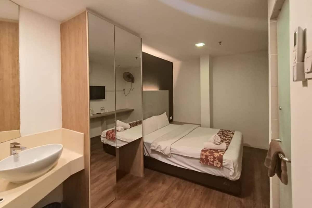 1 bedroom, in-room safe, desk, free WiFi