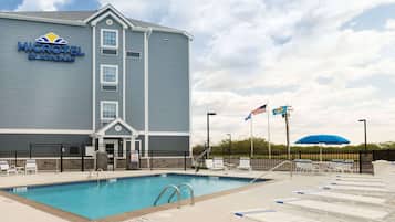 Alberca al aire libre por temporada y camastros