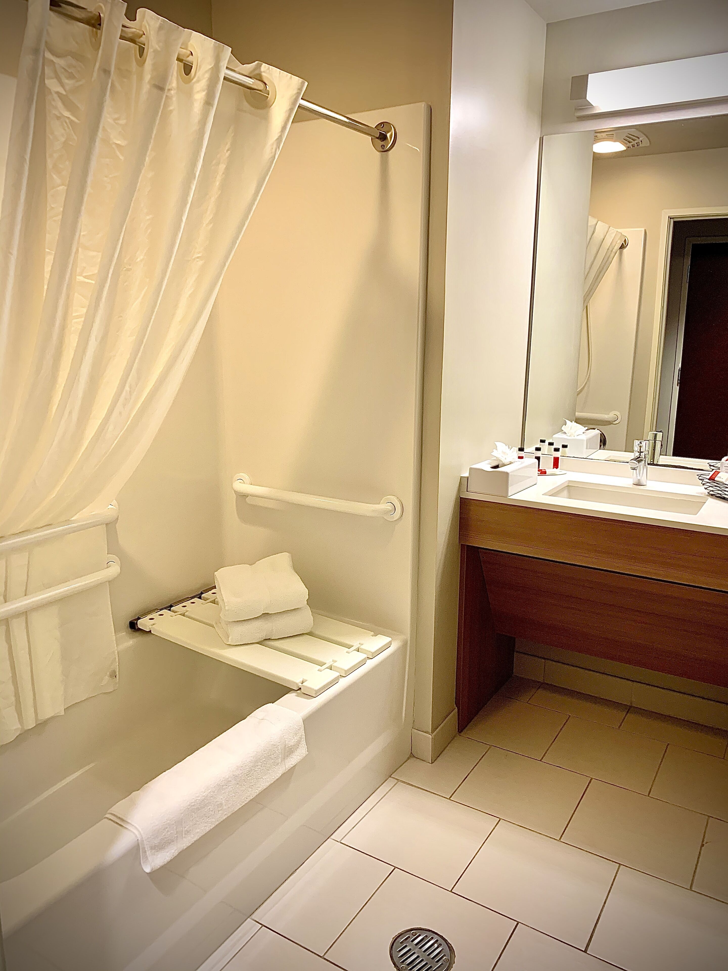 room, 2 queen beds, accessible, non smoking | bathroom | combined shower/bathtub, free toiletries, hair dryer, towels
