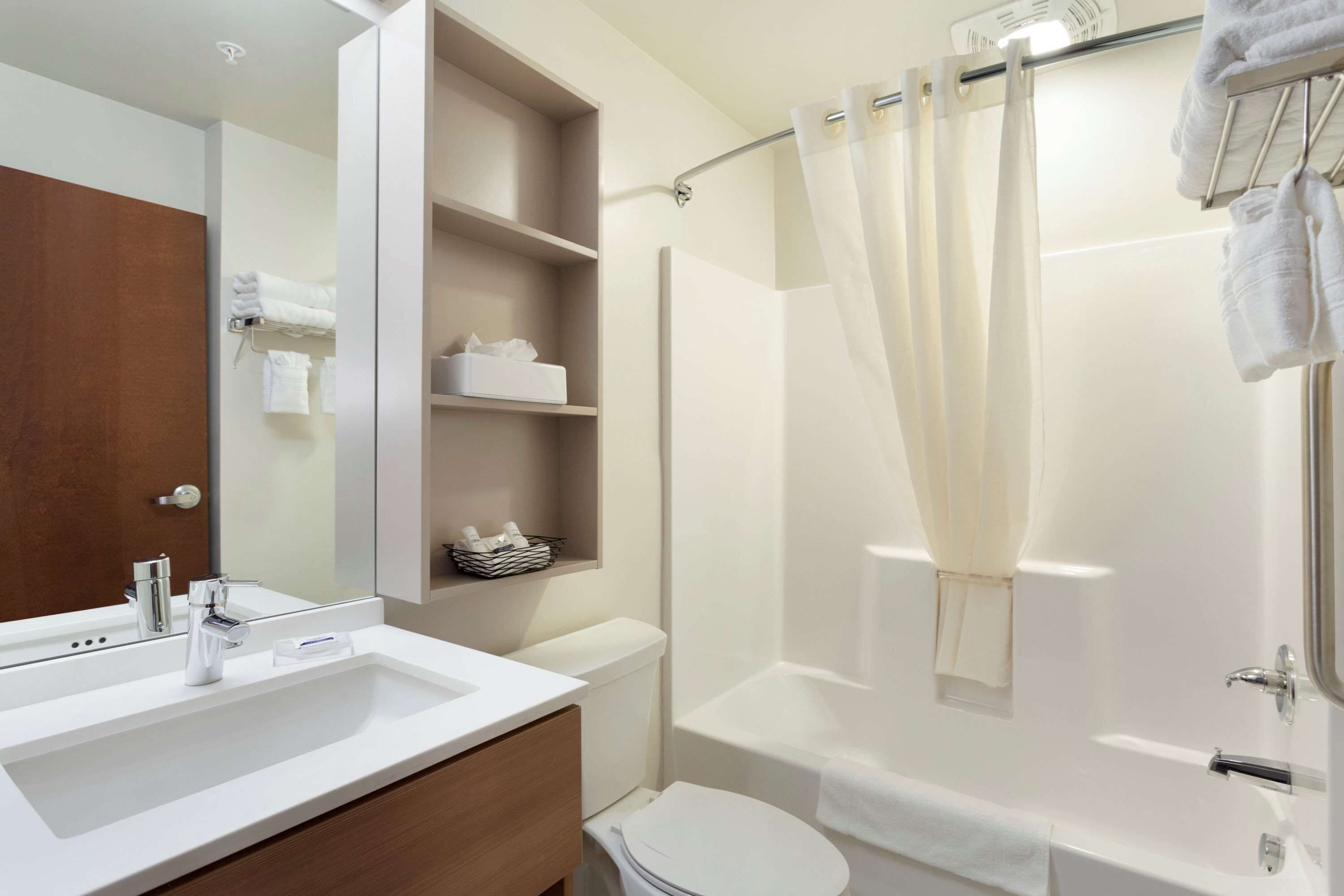 combined shower/bathtub, free toiletries, hair dryer, towels