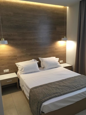 Premium bedding, desk, soundproofing, free WiFi
