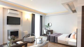 Sviitti | Ylelliset vuodevaatteet, työpöytä, äänieristys, ilmainen Wi-Fi