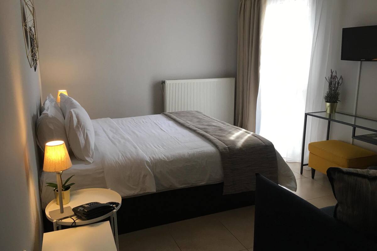 Biancheria da letto di alta qualità, una scrivania, insonorizzazione