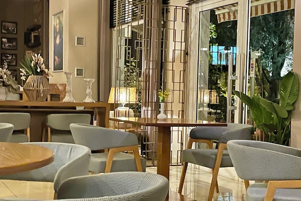 Se sirven almuerzos, cenas y cocina griega