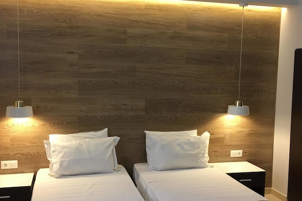 Ropa de cama de alta calidad, escritorio y sistema de insonorización