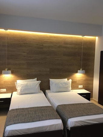 Ropa de cama de alta calidad, escritorio y sistema de insonorización