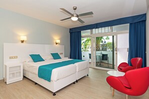 Cortinas opacas, wifi gratis, ropa de cama