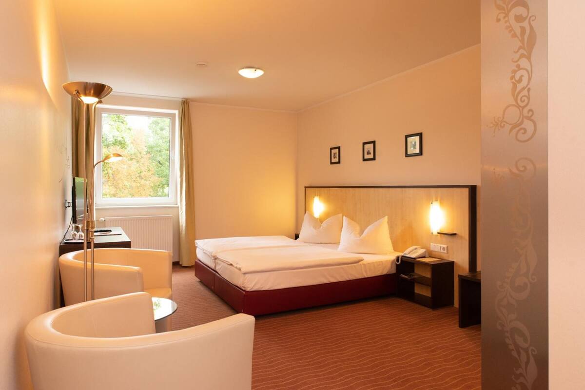 Schreibtisch, Verdunkelungsvorhänge, schallisolierte Zimmer
