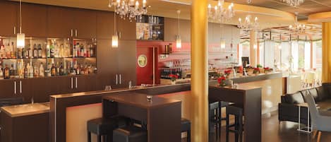 Petit déjeuner et déjeuner servis sur place, restauration en plein air