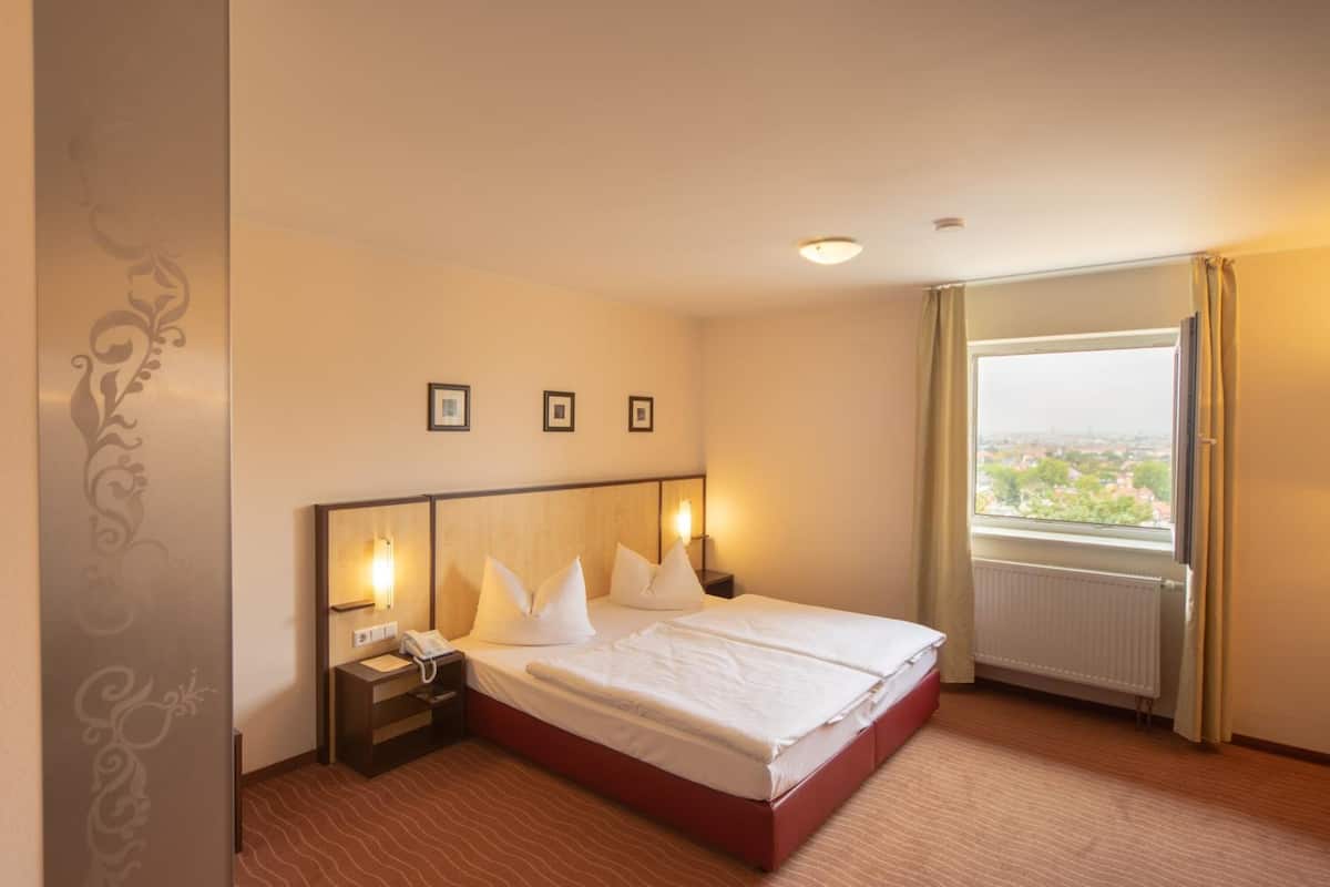 Schreibtisch, Verdunkelungsvorhänge, schallisolierte Zimmer