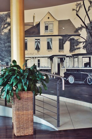 Melayani sarapan, makan siang, makan malam; dengan santap malam alfresco