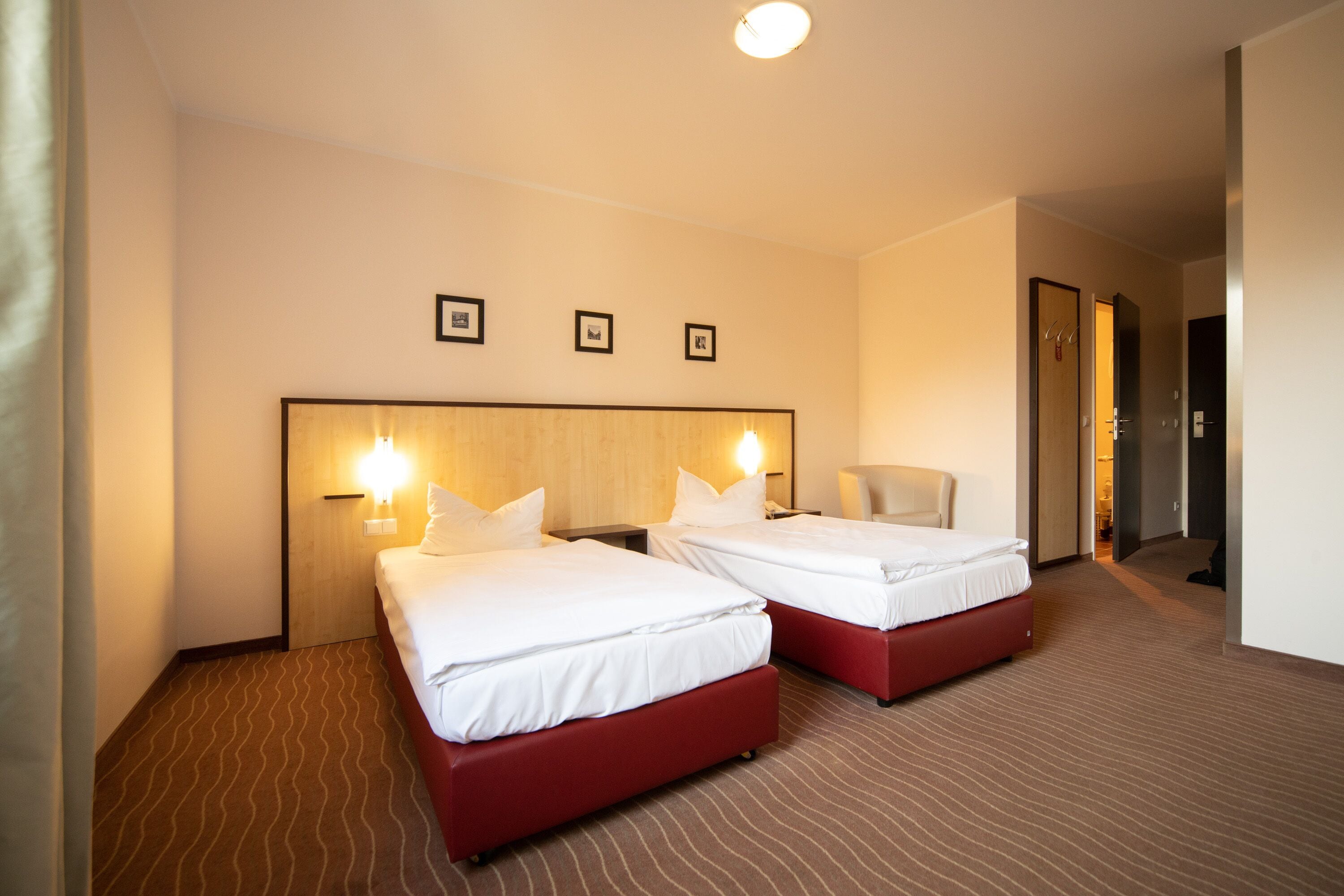 single room | hypo-allergenic bedding, desk, blackout curtains, soundproofing