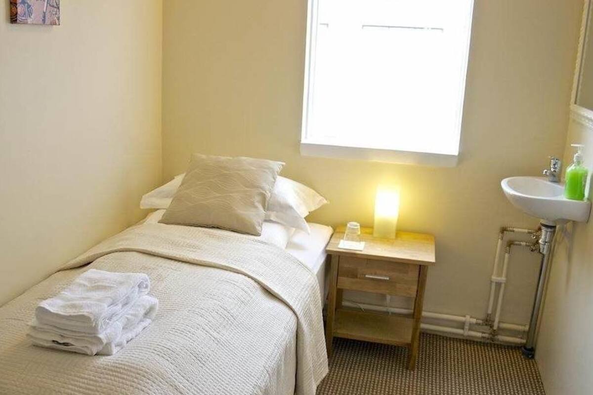 Eenpersoonskamer, gemeenschappelijke badkamer | Verduisterende gordijnen, gratis wifi