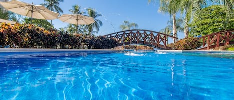 Piscine extérieure, parasols de plage, chaises longues