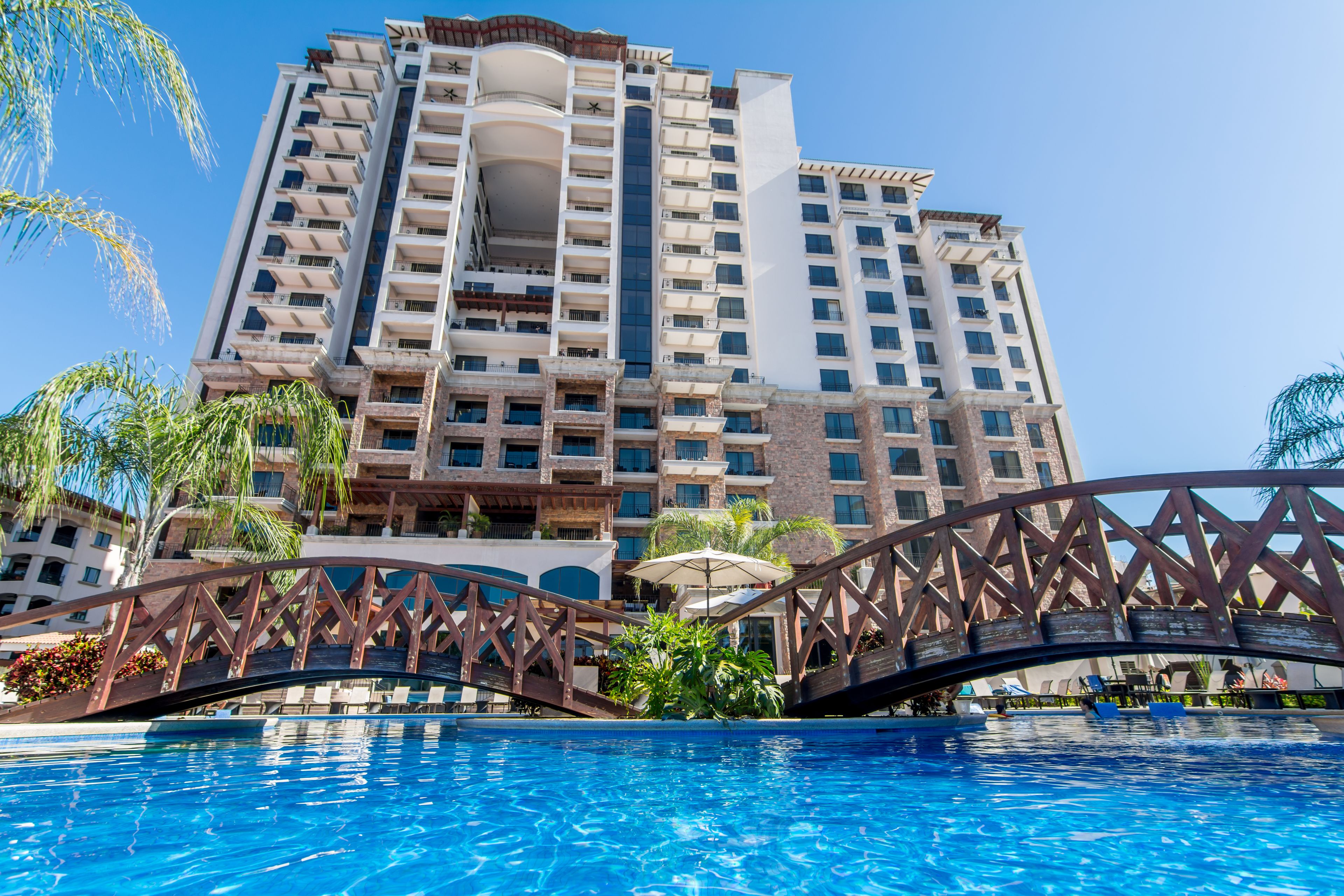 Piscine extérieure, parasols de plage, chaises longues