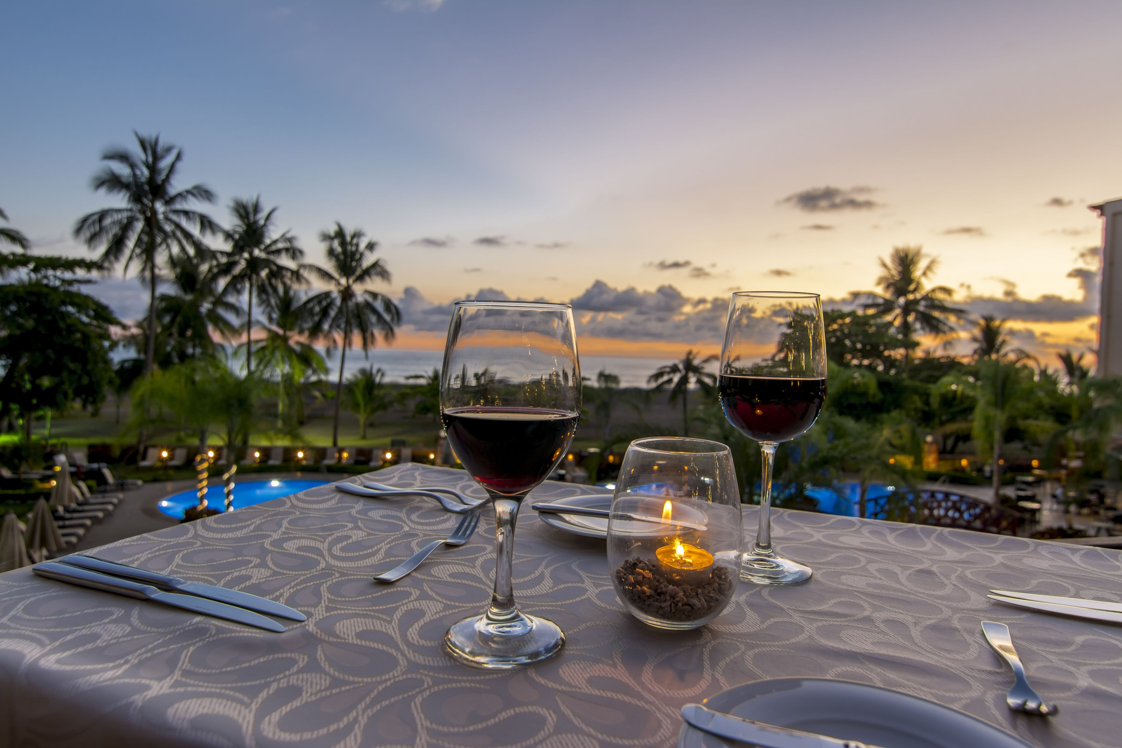 3 restaurants; breakfast, lunch, and dinner served