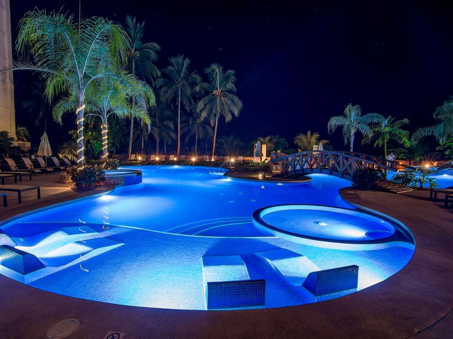 Kolam renang outdoor, dengan payung kolam renang dan kursi berjemur