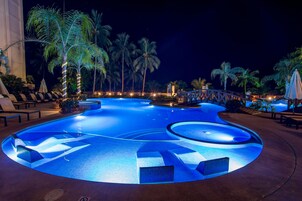 Outdoor pool, pool umbrellas, sun loungers